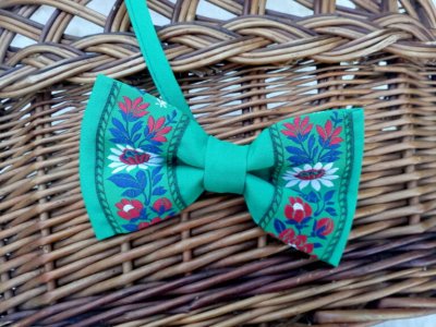 Folklórny motýlik -UNI