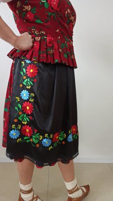 Vyšívaná zástera - Monika