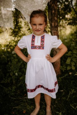 Folklórne šaty so stuhou