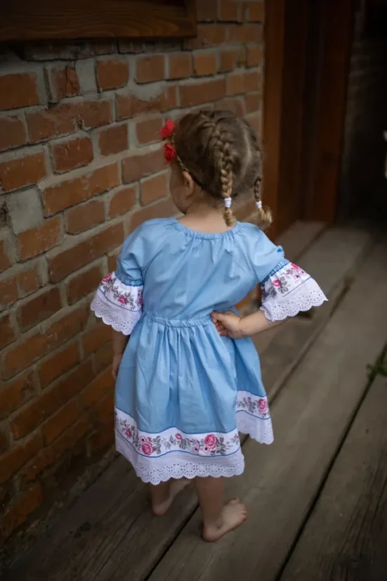 Folklórne šaty - ruža - Veľkosť: 128, Farba: Slabo modrá